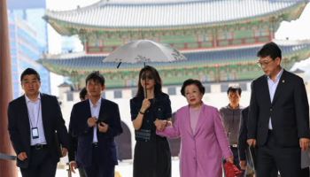 '김건희 경복궁 사진' 추가 공개...야권서도 "아오! 꼴보기 싫어"