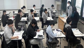 '월소득 800만원'이 주는 기회? …N수생 68% "희망 대학 못 갔다"