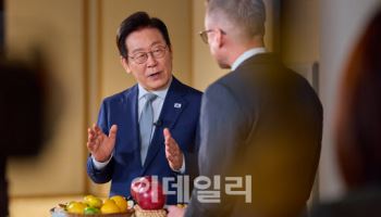 李대통령 "K-민주주의가 세계 표준 될 것"