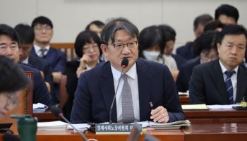 경사노위 위원장 "노사 정년 합의 안되면, '계속고용 의무안' 현실적"