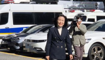 경찰 조사 마친 이진숙 “대통령 편 안 서면 죄인되는 세상”