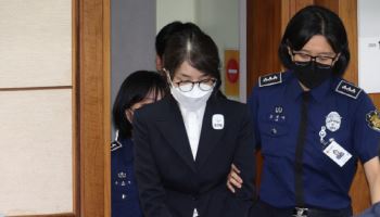 '국가유산 사적 활용' 논란 김건희, 국립고궁박물관 수장고도 방문
