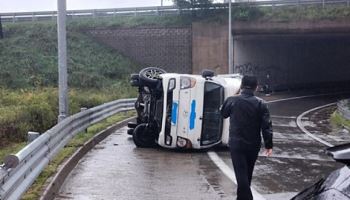 “각박한 세상에 이런 분이”…차량 뒤집히자 폭우 뚫고 다가온 이들