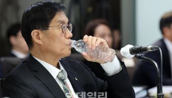 성장률 오르고 집값 상승 기대는 견고…"한은 금리 더 못 내릴 것"
