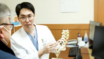 허리 뒤로 젖히니 '찌릿' 통증, 등산 후 심하다면?