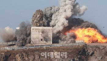 트럼프 러브콜에도…北 "서해서 함대지 순항미사일 시험발사"