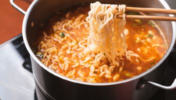 ‘온수’로 라면 끓이세요?…“건강에 치명적” 경고 나왔다