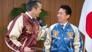 “美국방장관 자켓이?”…日이 선물한 ‘스카잔’ 뭐길래
