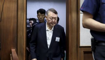 넉달 만에 내란재판 나온 尹…곽종근 "인원 끌어내라 지시"