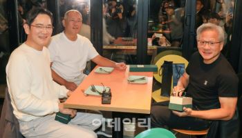 치맥집으로 초대한 젠슨황…삼성 HBM·현대차 로봇 초밀착