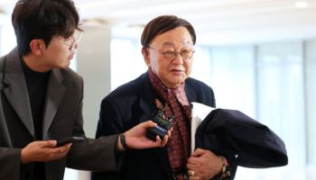 '김건희母 측근' 김충식, 특검 출석…조희대 회동설 '부인'