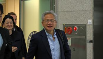 깐부치킨서 소맥한 젠슨 황…굵직한 족적 남기고 출국