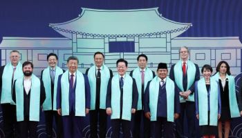 “옥색 숄로 장식한 APEC 정상들”…경주 폐막식 전통 의상 눈길