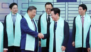 APEC 정상들 어깨에 ‘옥색 한복 목도리’…“신라 금관서 영감”