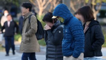 최저 4도 추위에 ‘외투 꽁꽁’…낮부터 칼바람 ‘쌩’