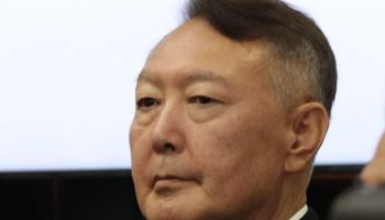 윤석열, 남색정장 입고 내란 재판 출석…곽종근도 입정
