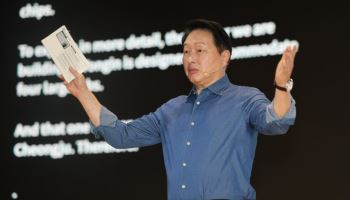 최태원 "AI 수요 폭증에…너무 많은 기업들 메모리 칩 요청"