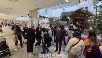 편지 1000장, 직원이 손수 만들었다…확 바뀐 더현대 크리스마스