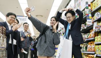 서울역 마트서 ‘코그페’ 홍보 나선 산업장관 “내수 활성화 기대”