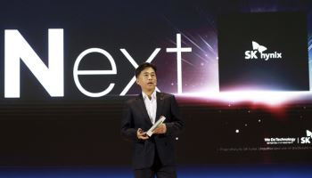 "SK는 파트너사와 경쟁 안해…맞춤형 반도체로 AI 병목 풀겠다"