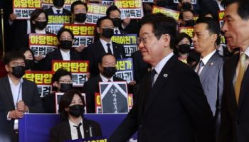 이 대통령에 “꺼져라!” “범죄자!”…상복 입고 시위한 국힘