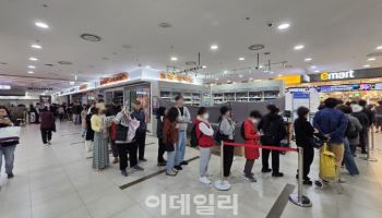 “반값 삼겹살에 트리 불빛까지”…연말 ‘매출 전쟁’ 불붙었다