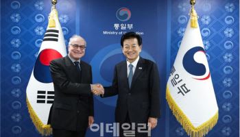 정동영 장관, EU 대사 만나…"李정부 대북 통일정책 설명"