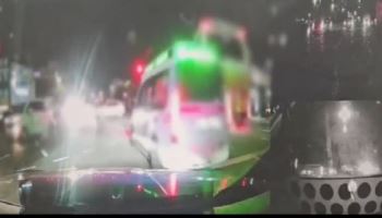 "車에 배 깔린 산모 탄 구급차...경찰이 안 비켜줘" 