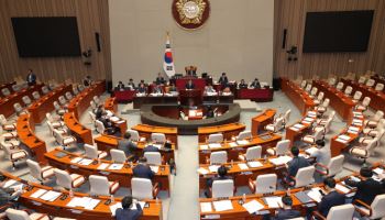 예결위, 내년 예산안 종합정책질의 시작…與 “경제재건” vs 野 “시대역행”