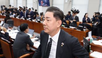 국회 운영위, 김현지 실장 공방으로 오후에도 파행