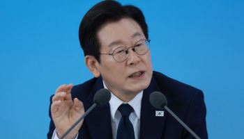 ‘APEC 효과’ 타고 李 지지율 56.7%…50%대 중반 회복