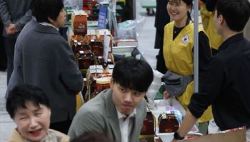 미소가 번지는 적십자 바자