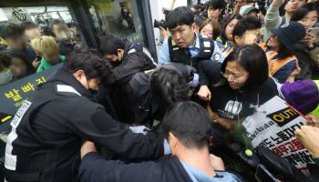 '전장연 시위' 출근길 혼란…4호선 한성대입구역 무정차 통과