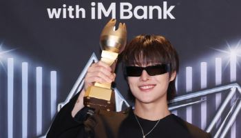 '베스트 메모리' 우즈 "계속 반짝이도록 노력할 것"[2025 KGMA]