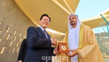 “숭고한 희생에 경의”…李대통령, UAE 첫 일정으로 현충원 등 방문