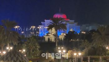하늘에선 전용기 호위, 땅에선 태극 조명…“李대통령 국빈 방문 환영 표시”