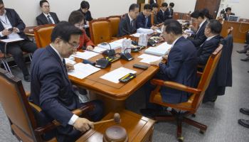 수은 규제 20년 만에 완화되나…기재소위 통과로 ‘직접투자’ 길 열려