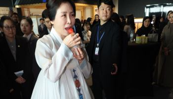 김혜경 여사, UAE서 할랄 인증 K-푸드 현장 방문…“한국 딸기가 최고”