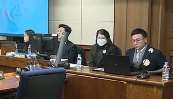 '긴머리·안경' 고개 숙인 김건희…法 재판 일부 중계