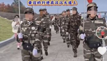 "서울 한복판에 군복 입은 중국인들이라니"...'무허가' 행진