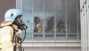 PTSD 겪는 소방관도…재해 입증은 '알아서'