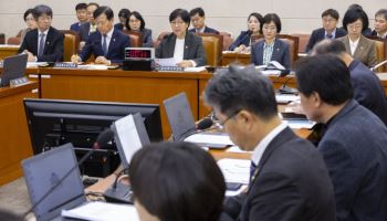 복지위, 지역의사제 의결…'지방 12만원' 아동수당은 보류