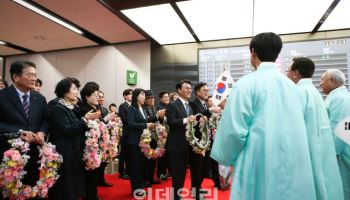 임시정부 요인 환국 재현 행사…후손들이 그날을 다시 걸었다