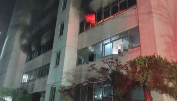 김치 냉장고 발화 추정…한밤 대구 아파트 화재로 5명 부상