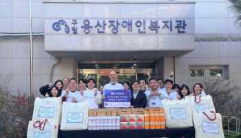 한스 브랑켄 악사손보 대표, 재가장애인 위한 방한용품·영양제 지원