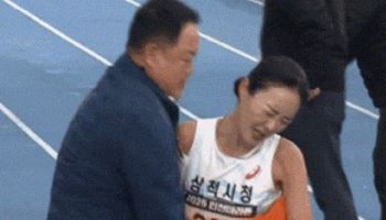 "인상쓰며 뿌리쳐"…女선수 상체 감싼 감독, 성추행 논란 해명