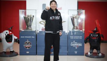 암울했던 LG를 우승팀으로 바꾼 김현수, 8년 만에 유광잠바와 작별