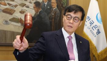 고환율 방어에 등판한 국민연금…한은 인하 기조 열어둘까