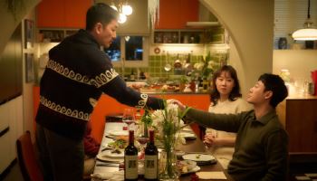 '윗집 사람들' 39금 소재로 그린 관계의 통찰...깊고 예리해진 하정우 코미디[봤어영]