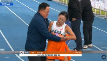 마라톤 ‘신체 접촉 논란’ 선수, 입장 밝혔다…“극심한 통증 느껴”